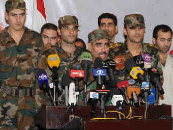 Капитан Халед Абдель Рахман аль-Замель (в центре) в окружении соратников. Фото ©AFP