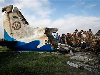 На месте крушения самолета в Непале. Фото ©AP
