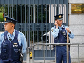 Полицейские около китайского посольства в Токио. Фото Reuters