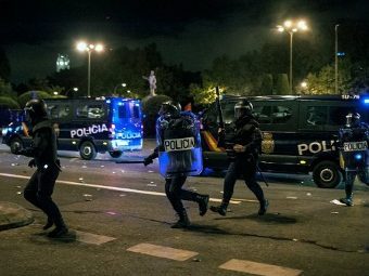 Полиция у здания парламента в Мадриде. Фото ©AFP
