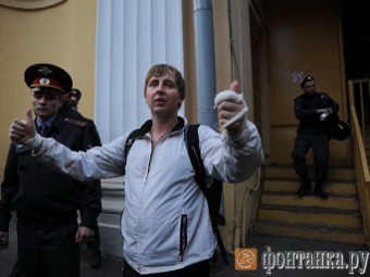 Кирилл Панченко на выходе из отделения полиции. Фото "Фонтанки.ру"