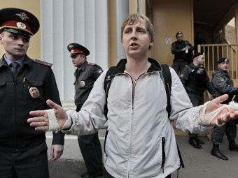 Кирилл Панченко у отделения полиции. Фото РИА Новости, Андрей Стенин 