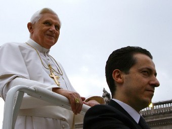 Папа Римский Бенедикт XVI и Паоло Габриэле. Архивное фото ©AFP