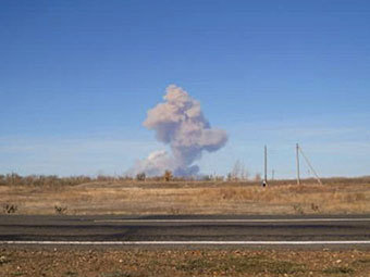 Дым от взрыва на Донгузском полигоне. Фото РИА Новости