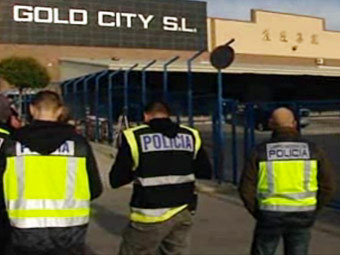 Полиция на китайском рынке под Мадридом. Кадр из видео с сайта газеты El Mundo
