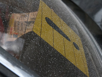 Белый порошок на стекле автомобиля. Фото РИА Новости, Алексей Мальгавко