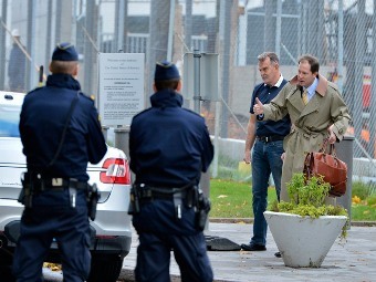 Посол США в Швеции Марк Бжезинский и сотрудники полиции Швеции. Фото Reuters