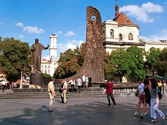 Памятник Тарасу Шевченко во Львове. Фото из архива ИТАР-ТАСС, Бориса Кавашкина