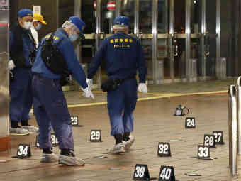 Полицейские на станции, где произошло нападение. Фото Reuters