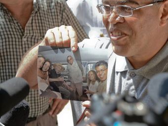 Элиас Хауа демонстрирует фотографию с Фиделем Кастро. Фото ©AFP