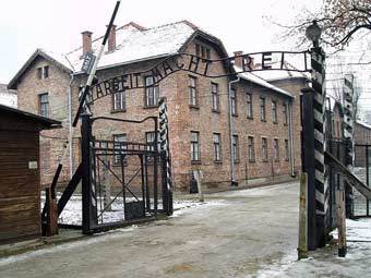 Вход в Освенцим. Фото пользователя Trialsanderrors с сайта wikipedia.org
