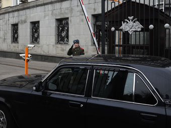 Автомобиль СК РФ около здания министерства обороны. Фото ИТАР