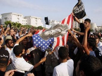 Демонстранты у посольства США в Тунисе. Фото (с)AFP