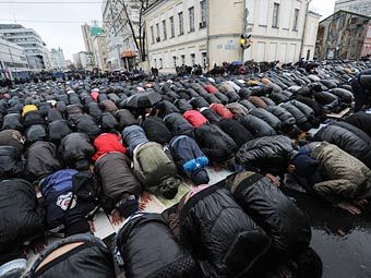 Молитва у Соборной мечети в Москве, 26 октября 2012 года. Фото РИА Новости, Владимир Астапкович