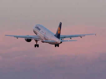 Самолет авиакомпании Lufthansa в нижегородском аэропорту. Фото РИА Новости, Олег Золото