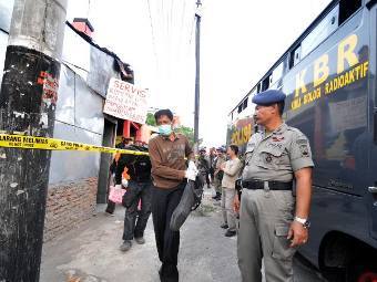 Оцепление дома одного из подозреваемых в терроризме в ходе спецоперации в Индонезии. Фото ©AFP