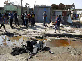 На месте одного из взрывов в Багдаде. фото Reuters