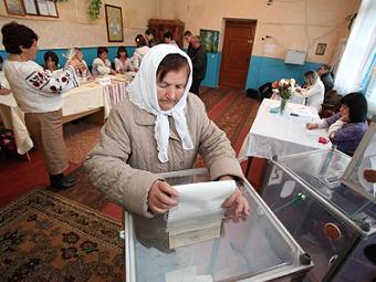 Голосование на избирательном участке в Львовской области. Фото РИА Новости, Петр Задорожный