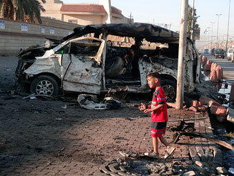 Взорванная машина в Багдаде. Фото архив Reuters