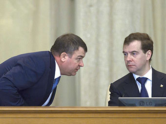 Анатолий Сердюков и Дмитрий Медведев. Фото РИА Новости, Сергей Гунеев