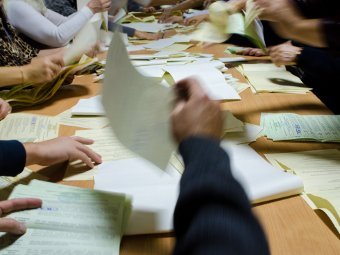 Подсчет бюллетеней на выборах в парламент Украины. Фото РИА Новости, Игорь Чекачков