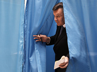 Виктор Янукович голосует на выборах в Верховную Раду. Фото РИА Новости, Максим Марусенко