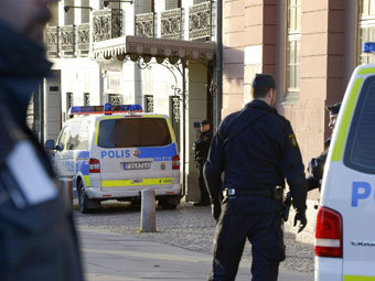 Полиция около резиденции Фредрика Рейнфельдта. Фото ©AFP