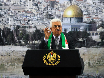 Махмуд Аббас выступает с речью в восьмую годовщину смерти Ясира Арафата. Фото Reuters