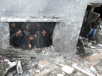 Разбор завалов жилого дома после авиаудара в Газе, 18 ноября 2012 года. Фото ©AFP