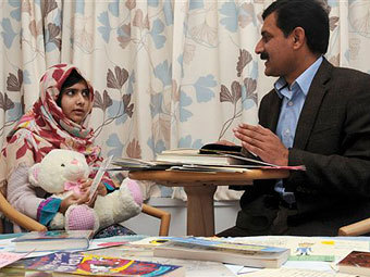 Малала и Зиауддин Юсафзаи. Фото ©AP