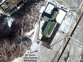 Спутник на стартовой площадке северокорейского космодрома "Сохэ". Фото ©AP