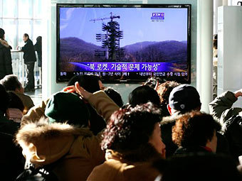 Жители Сеула смотрят репортаж о технических неполадках с ракетой КНДР. Фото ©AP