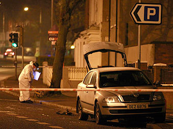 Подожженный в Белфасте автомобиль. Фото Reuters