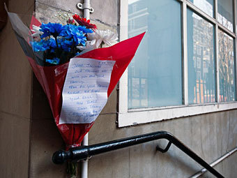 Цветы, оставленные у больницы, где работала Джасинтха Салданья. Фото  AFP