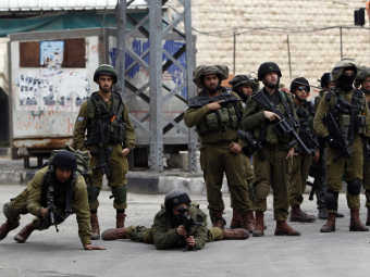 Израильские солдаты в Хевроне. Фото Reuters