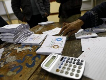 Подсчет голосов на участке в Каире. фото ©AFP