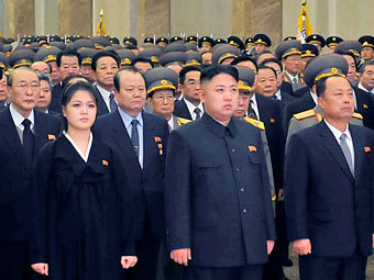 Ким Чен Ын и его личный охранник (справа) на траурных мероприятиях в Пхеньяне. Фото Reuters