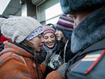 Задержание участников акции "День поцелуев". Фото Евгения Бебчука для "Ленты.ру"