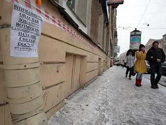 Предупреждающая о возможном падении сосулек надпись на улице в Санкт-Петербурге. Фото РИА Новости, Игорь Руссак