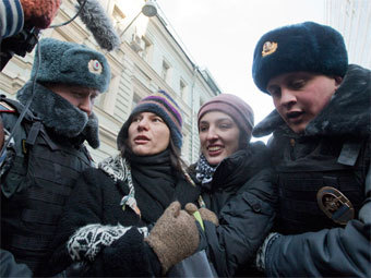 Задержание гей-активистов около здания Госдумы. Фото Евгения Бебчука для "Ленты.ру"