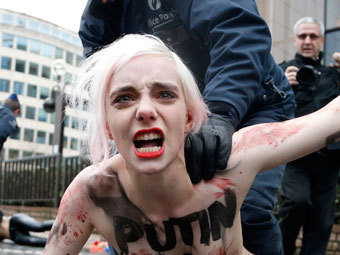 Задержание активистки FEMEN. Фото Reuters