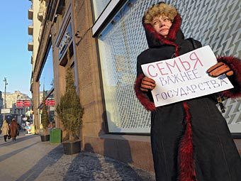 Участница пикета против принятия "закона Димы Яковлева", 19 декабря 2012 года. Фото Коммерсантъ, Геннадий Гуляев