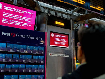 Табло с информацией об отменненных поездах на Пэддингтонской станции в Лондоне. Фото ©AFP