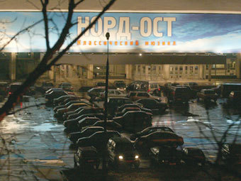 Театральный центр на Дубровке, 24 октября 2002 года. Фото: Дмитрий Духанин/Коммерсантъ