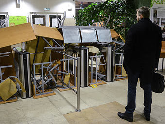 Баррикады из столов из стульев, сооруженные студентами РГТЭУ. Фото РИА Новости, Владимир Астапкович