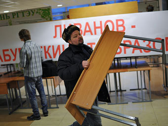 Разбор баррикад в фойе РГТЭУ. Фото: Рамиль Ситдиков / РИА Новости