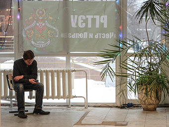 Студент РГТЭУ во время забастовки. Фото: Владимир Астапкович / РИА Новости