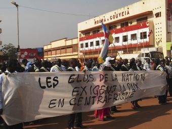 Протестующие у посольства Франции в Банги. Фото Reuters