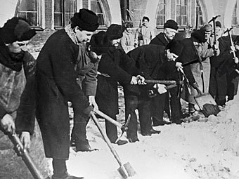 Буржуазия на принудительных работах, 1918 год. Фото: архив РИА Новости