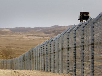 Участок защитной стены на границе Израиля и Египта. Архивное фото: AFP / Ahmad Gharabli